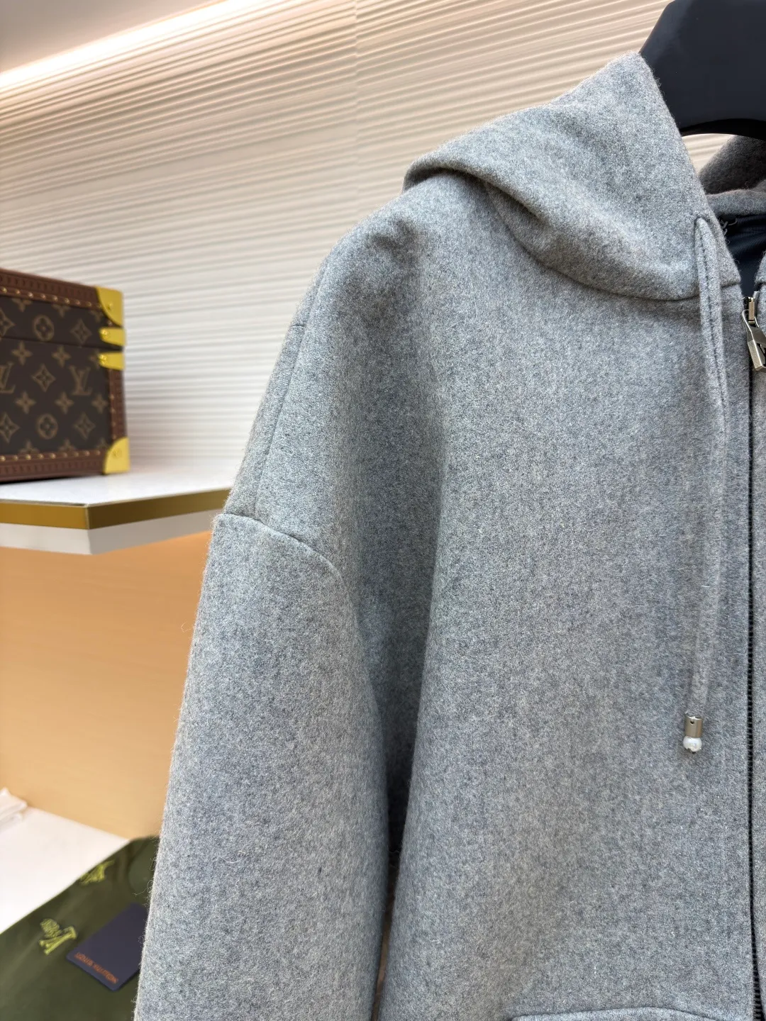 LOUISVUITTON Iron Label Wool Jacket ●Authentic product: purchased and developed by 24960 ●Item number: 1680853-B90 ●Fabric: wool blend ●Technology: positioning cutting machine ●Version: fitted version ●Weight: about 1300 grams ●Size: S-M-L-XL ●Description: Customized 80% wool, 14% spandex, 6% blended sheep wool fabric, full of texture and refined tailoring to reinterpret the dynamic silhouette. The elastic waist upgrades the drape texture, the side pockets are cleverly integrated into the stitching, and the facial pleats are infused with elegance. The left leg is decorated with the brand's metal logo to once again confirm the brand's identity. The overall wiring is straight and delicate, the fabric is comfortable and soft, and the color is consistent without color difference. It can be matched with the same style to create a fashionable look and control various occasions. Customized accessories, complete with three standards, same style for men and women!